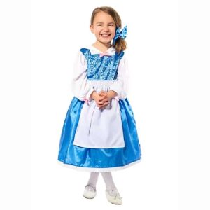 Kind draagt de Little Adventures Belle blauwe jurk met witte mouwen, wit schort, blauwe rok en haarstrik.