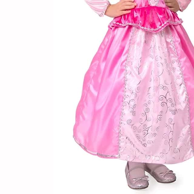 Detail van de roze Doornroosje classic jurk met glanzende rok, zilveren krulversiering en roze schoentjes van een kind.