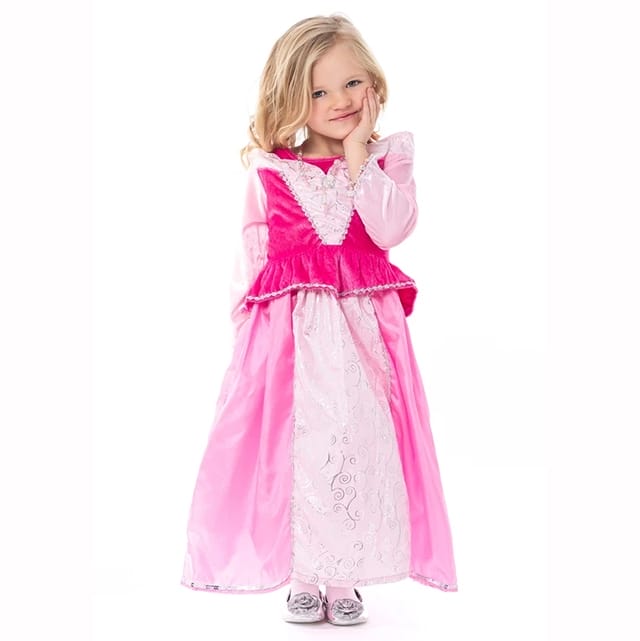 Meisje draagt een roze jurk doornroosje kind met witte voorkant, lange mouwen en glanzende zilveren versiering.