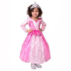 Meisje draagt een roze Doornroosje jurk met glanzende rok, zilveren versiering en een zilveren tiara.