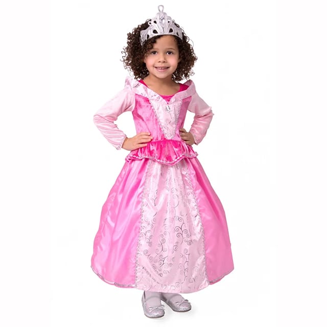 Meisje draagt een roze Doornroosje jurk met glanzende rok, zilveren versiering en een zilveren tiara.
