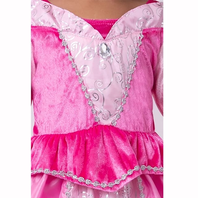 Detail van de roze Little Adventures Doornroosje jurk met zilveren sierband, glanzende steen en sierlijke krullen.