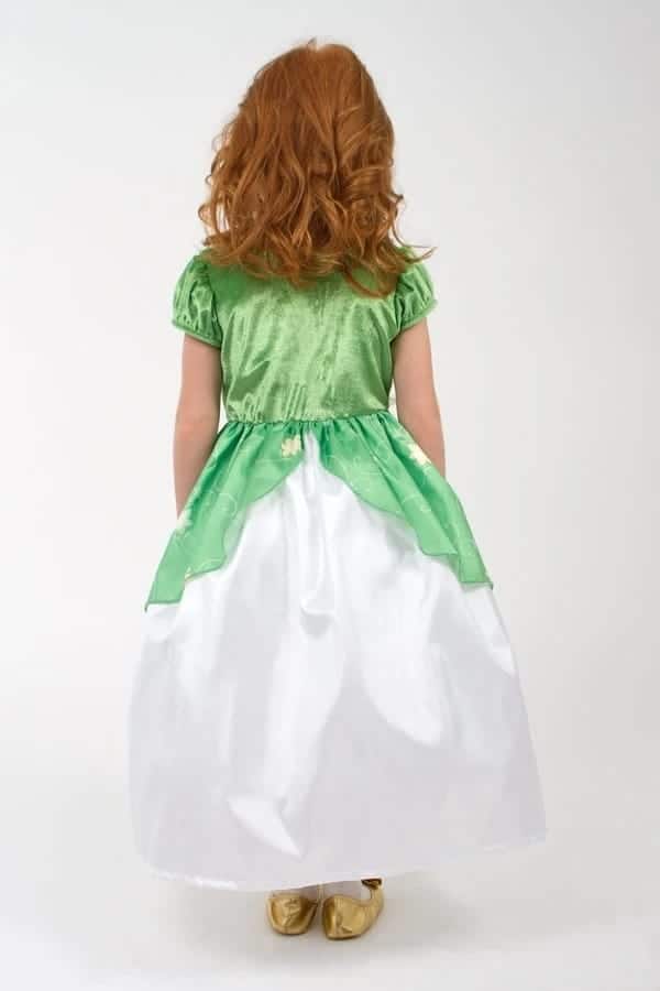 Meisje toont de achterkant van de zachtgroene Tiana prinsessenjurk met witte rok en gouden schoentjes