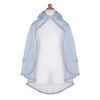 Lichtblauwe Elsa cape met sterren en capuchon van Great Pretenders, hangend op een witte paspop met zilveren kanten rand.