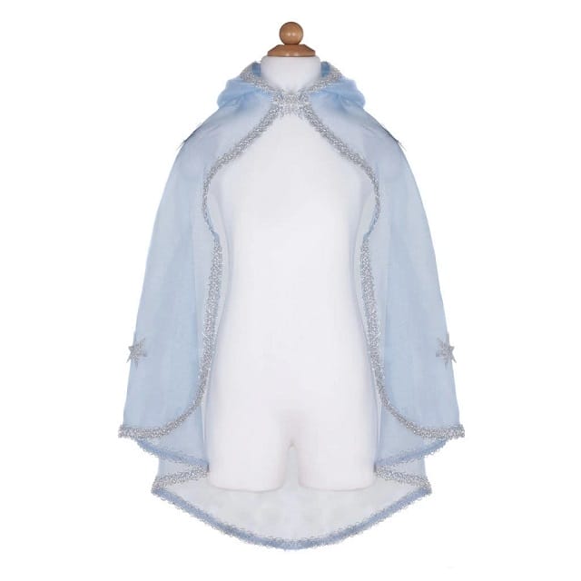 Lichtblauwe Elsa cape met sterren en capuchon van Great Pretenders, hangend op een witte paspop met zilveren kanten rand.