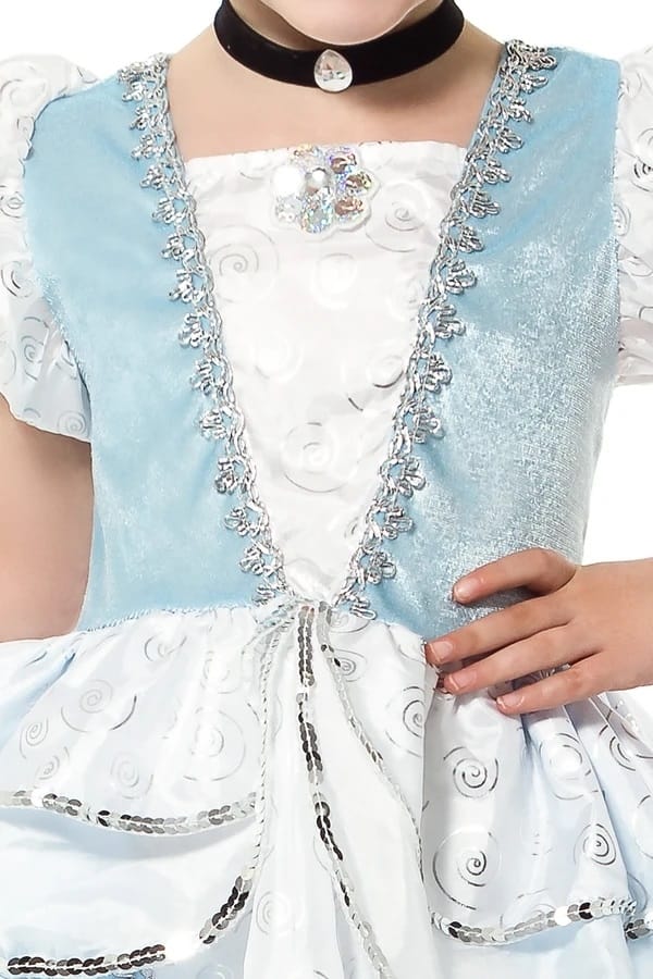 Detail van de lichtblauwe cinderella jurk van Little Adventures met witte sierstof, zilveren bies en zwarte choker