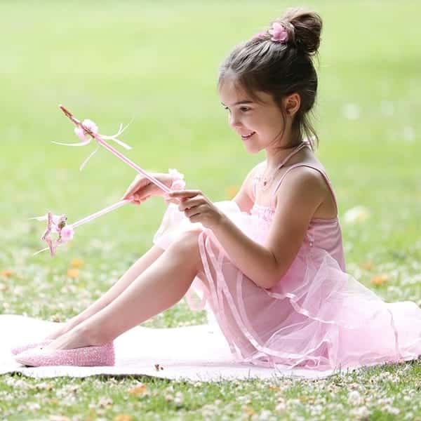 Meisje in roze jurk draagt roze schoenen: Lily-ballerina’s met pailletten