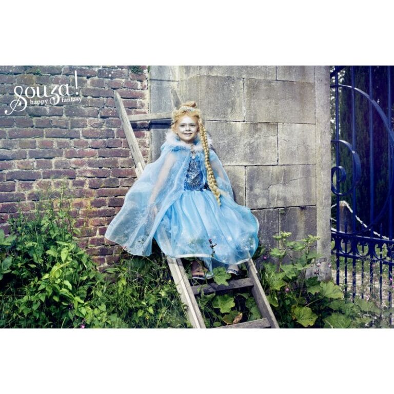 Meisje in een lichtblauwe Frozen-cape en prinsessenjurk op een houten ladder