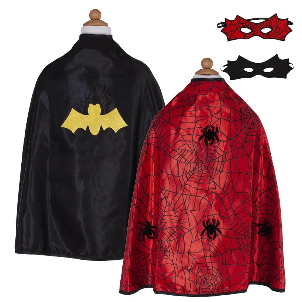 Omkeerbare Batman-Spiderman cape met zwarte satijnen vleermuiszijde en rode spinnenwebzijde, naast twee maskers