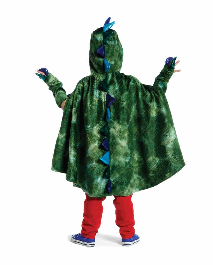 Kind van achteren in een groene draken cape met capuchon, blauwe stekels en bijpassende klauwhandschoenen