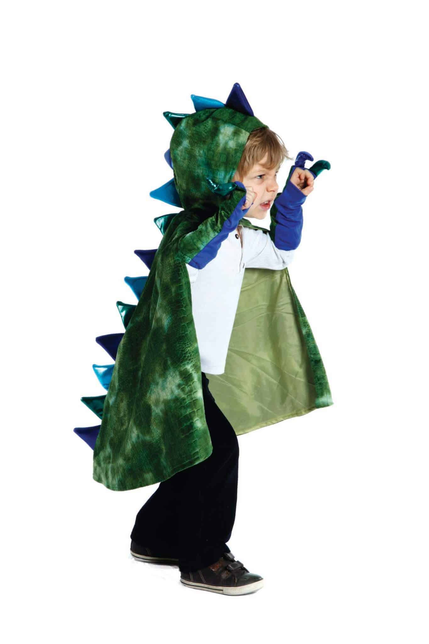 Jongen draagt een groene drakencape met capuchon, blauwe stekels en een groene buikzijde, zijwaarts afgebeeld