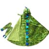 Groene Great Pretenders drakencape met blauwe spikes en bijpassende drakenhandschoenen, plat gelegd.