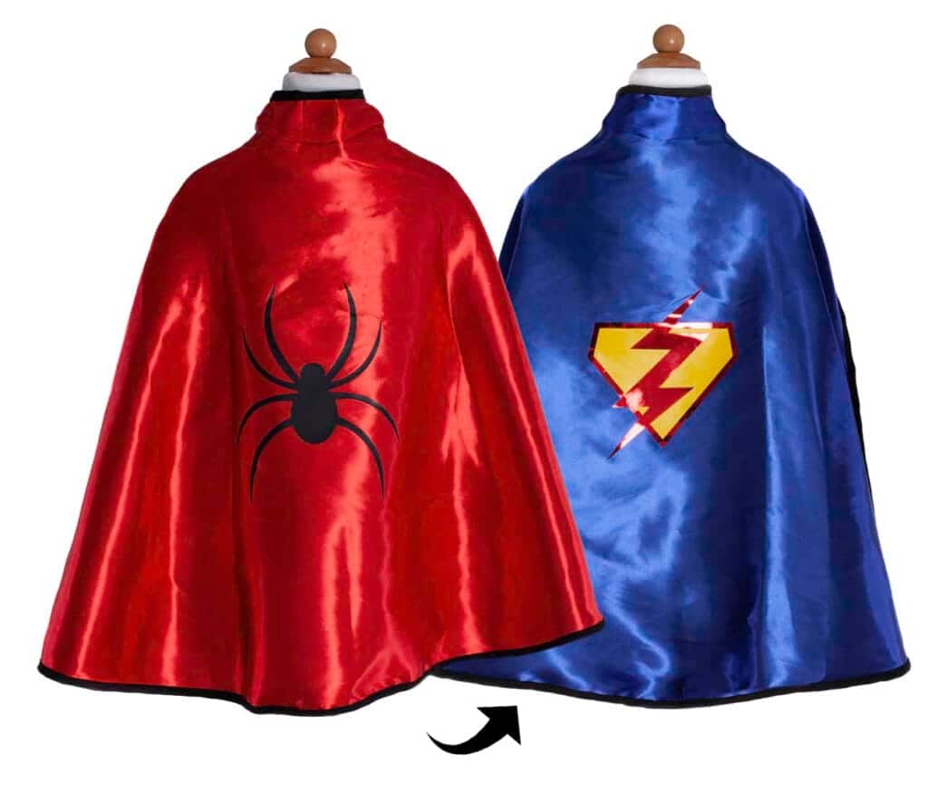 Omkeerbare Spiderman cape en Superman cape van Great Pretenders, met een rode spin en blauw superheldenembleem