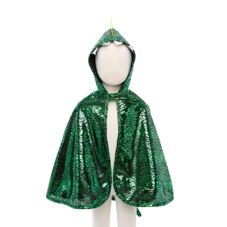 Groene drakencape met glanzende schubben, capuchon en blauwe kammen, getoond op een paspop voor kinderen van 2 tot 3 jaar