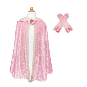 Roze prinsessencape van Great Pretenders op een paspop, met goudkleurige rand en lange handschoenen met strikken.