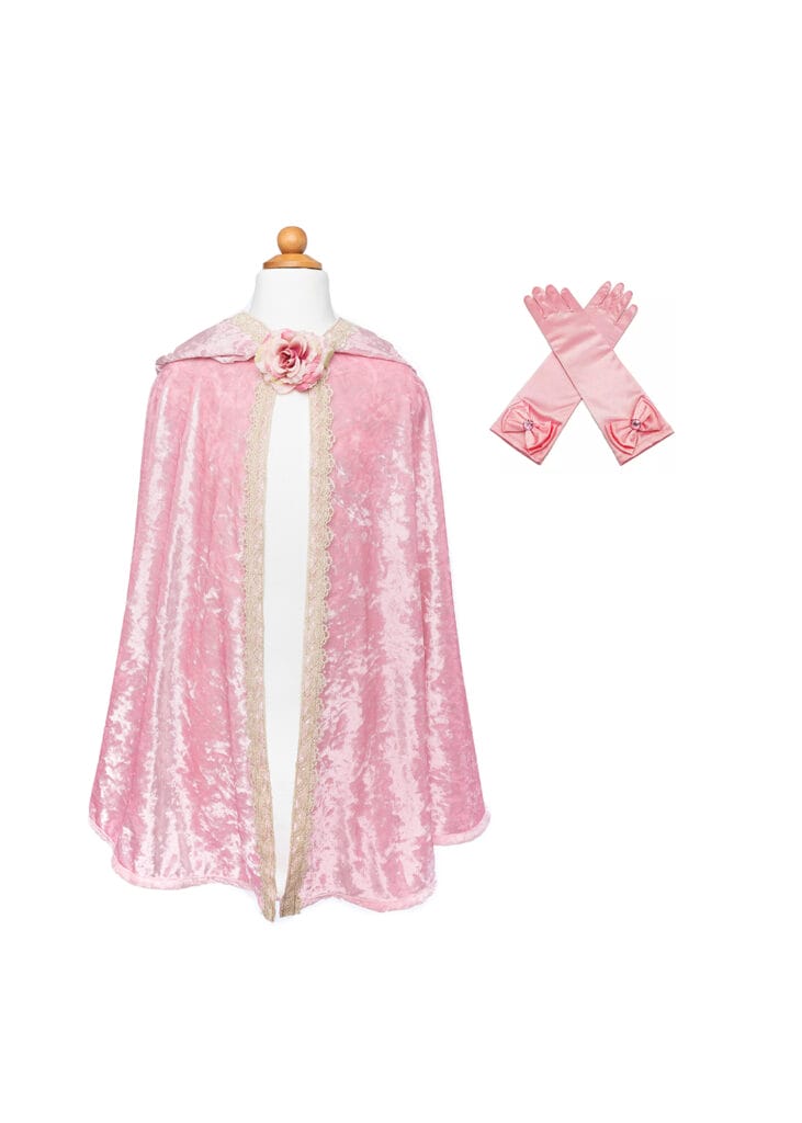 Roze prinsessencape van Great Pretenders op een paspop, met goudkleurige rand en lange handschoenen met strikken.