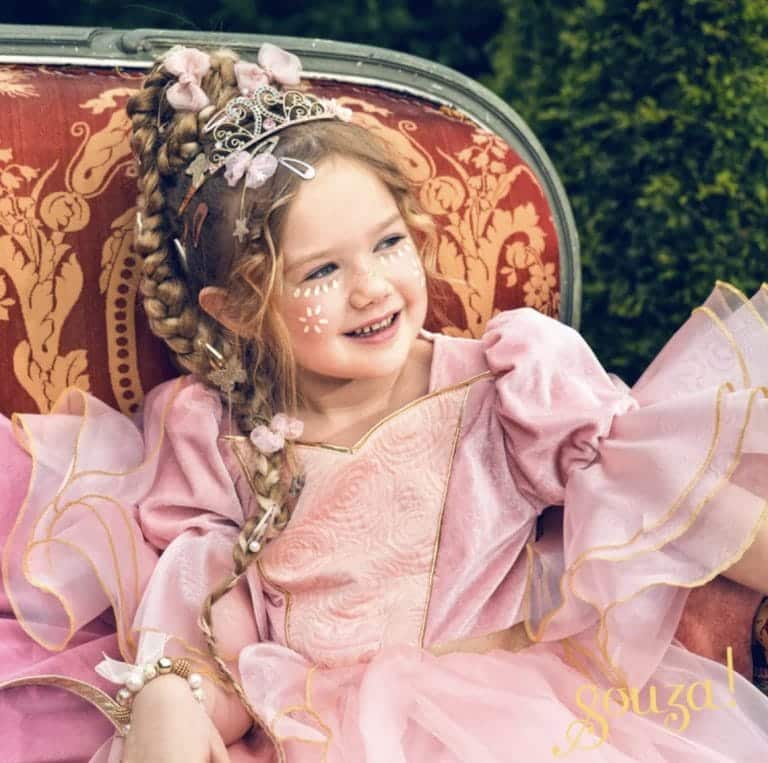 Meisje draagt de roze Marie Laure feestjurk van Souza! met pofmouwen en goudkleurige randjes.