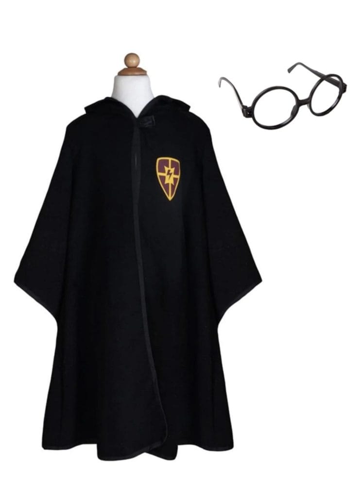Zwarte tovenaarscape van Harry Potter met ronde bril, schildlogo en sluiting, los gepresenteerd op een paspop.