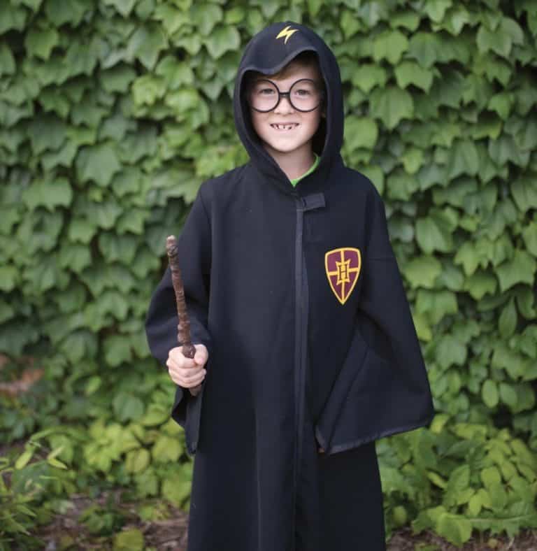 Harry Potter cape kind van Great Pretenders, gedragen door een jongen met ronde bril en capuchon met bliksemschicht.