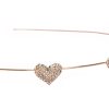 Goudkleurige Boutique Tiara Hartjes met drie strass-hartjes en een verstelbare band, liggend op een witte achtergrond