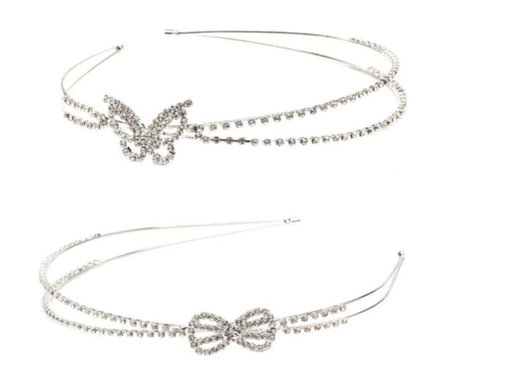 Zilverkleurige haarband met strik en vlinderhaarband met strass, naast elkaar op een witte achtergrond.