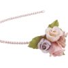 Roze haarband met parels en een bloemendetail van witte, lila en roze roosjes