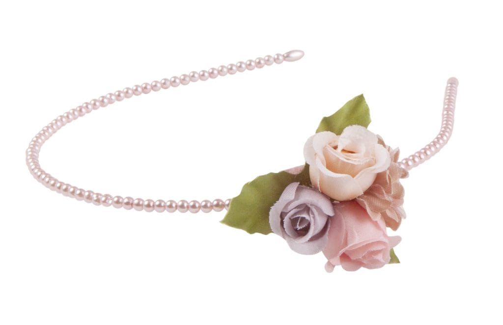 Roze haarband met parels en een bloemendetail van witte, lila en roze roosjes