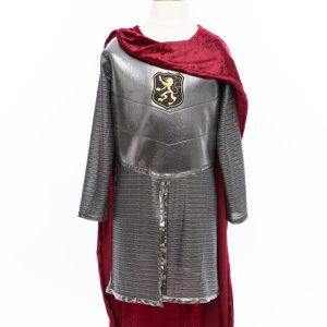 Ridder kostuum met rode cape, zilveren tuniek en maliënkoldermouwen op een paspop, met wapenschild op de borst