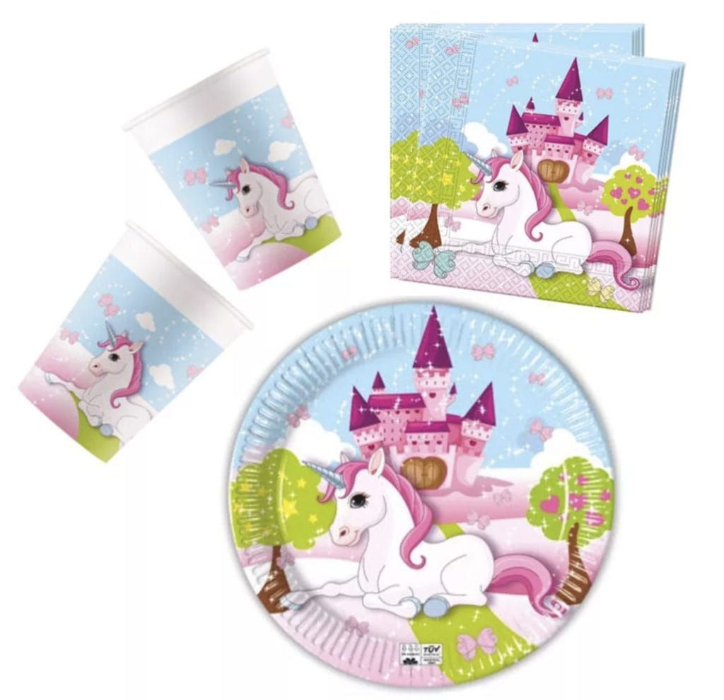 Javoli unicorn kinderfeestje met bekers, servetten en bord met roze eenhoorn en kasteel op lichtblauwe achtergrond