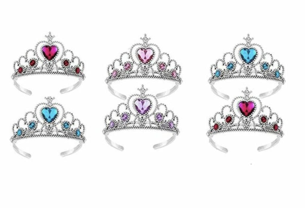 Zes prinsessenkroontjes met hartvormige edelstenen in roze, paarse en blauwe kleuren