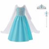 Lichtblauwe frozen elsa jurk met witte mouwen, lange sleep, kroon en toverstaf los naast de jurk