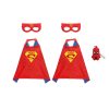 Twee rode Superman-capes met maskers en een Spiderman-hanger, plat gelegd op een witte achtergrond.