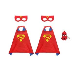 Twee rode Superman-capes met maskers en een Spiderman-hanger, plat gelegd op een witte achtergrond.