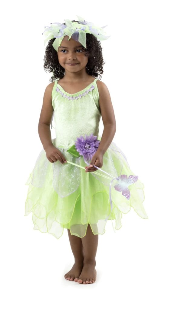 Meisje draagt de groene Tinkerbell jurk met bloemendetails, een tule rok en bijpassende bloemenkrans.