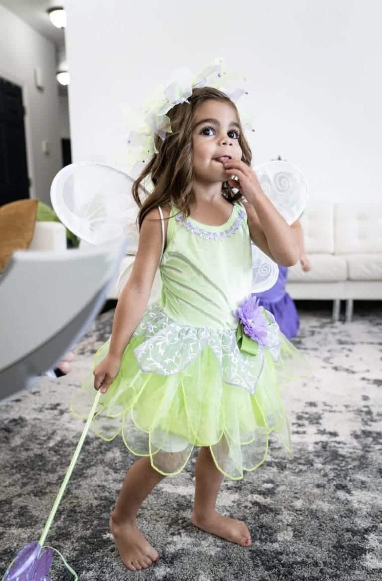 Meisje draagt een groene tinkerbell jurk kind met paarse bloem, tule rok en witte vleugels