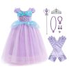 Paarse Ariël jurk van Lunja met iriserende rok, tiara, toverstaf, sieraden en lange handschoenen, plat gelegd.