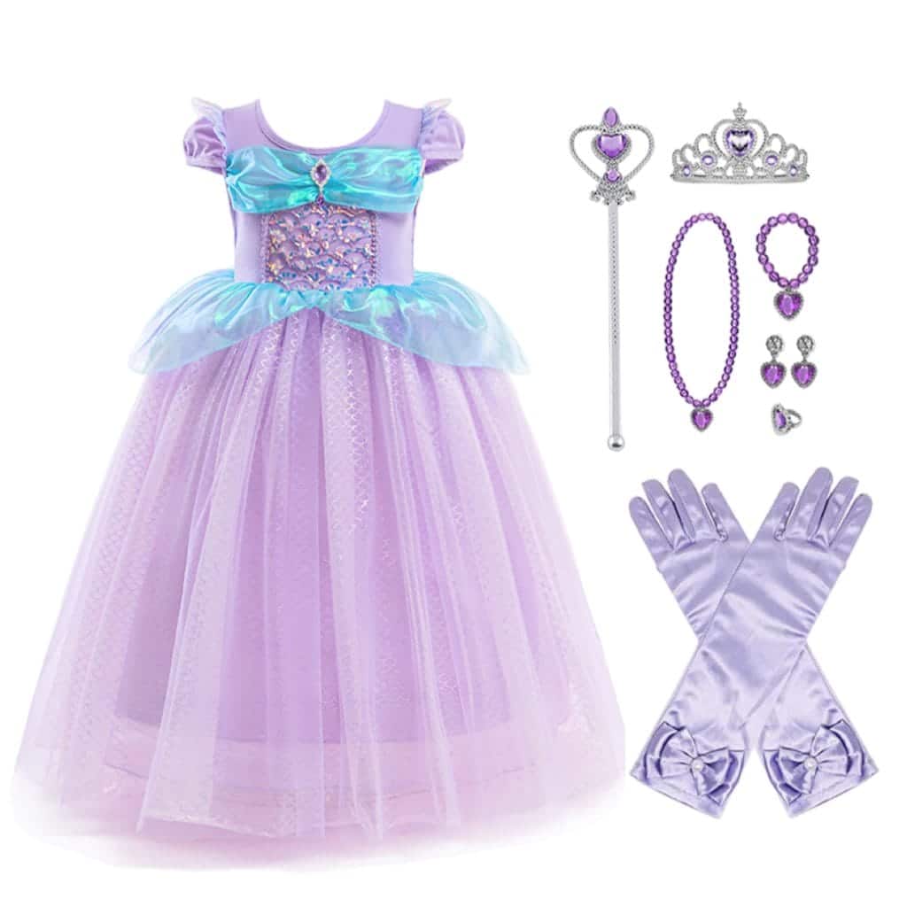 Paarse Ariël jurk van Lunja met iriserende rok, tiara, toverstaf, sieraden en lange handschoenen, plat gelegd.