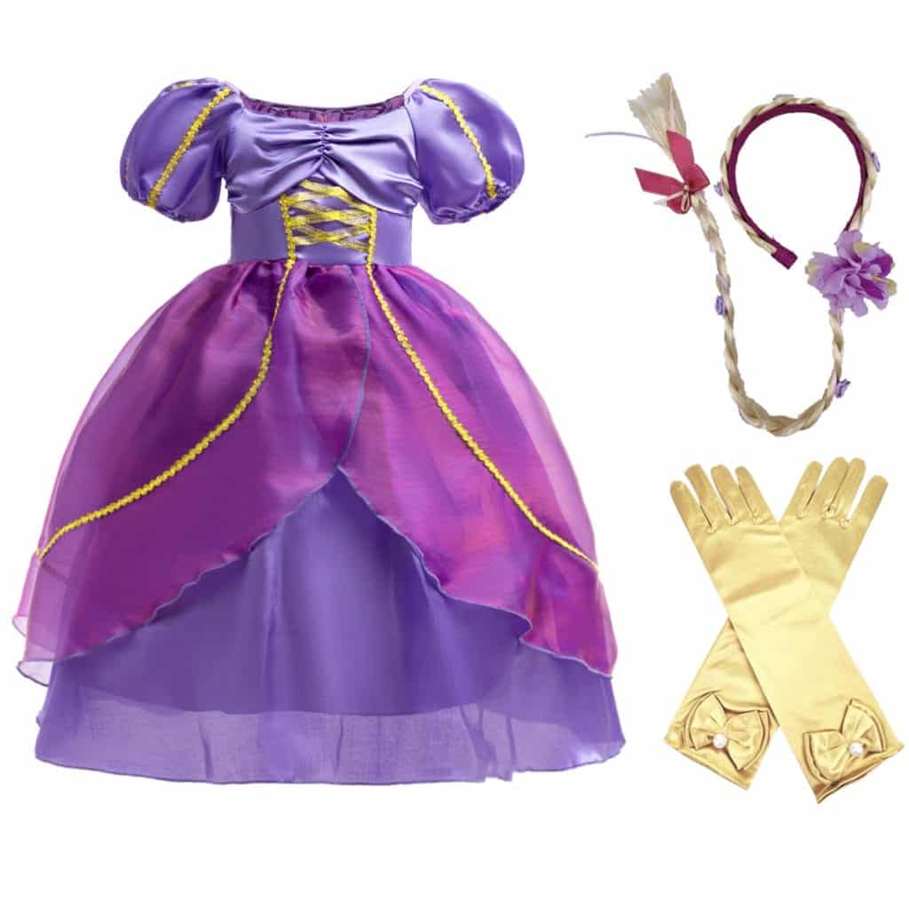 Paarse Rapunzel jurk van Lunja met volle rok, gouden details en bijpassende vlechtpruik en handschoenen.