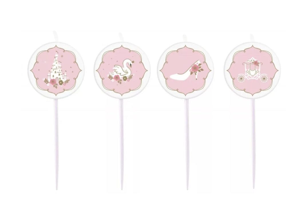 Vier roze kaarsen voor taart met prinsessendecoraties, waaronder een kasteel, zwaan, schoen en koets