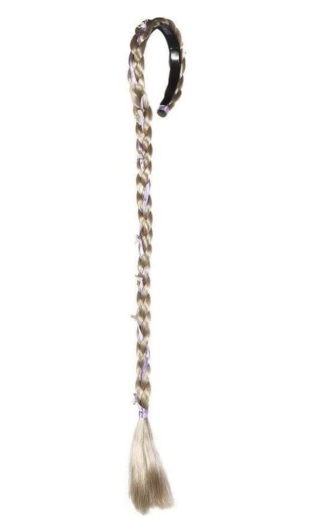 Rapunzel haarvlecht met lila en goudkleurige lokken aan een zwarte haarband, los afgebeeld op een witte achtergrond.