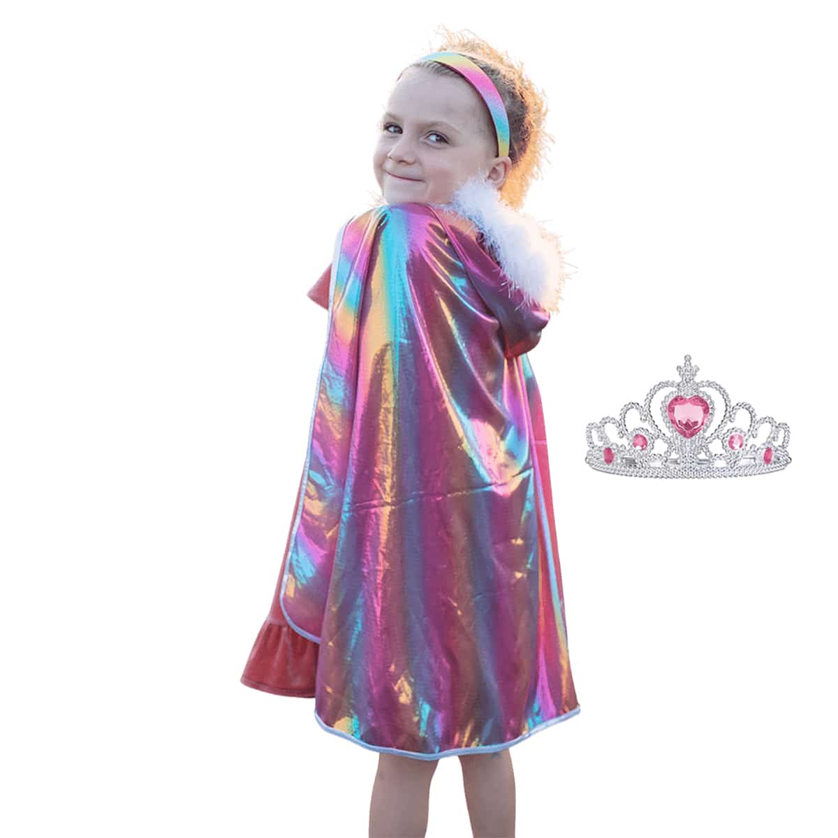 Kind draagt de holografische prinsessencape met regenboogglans en witte bontkraag; roze kroon ligt ernaast.