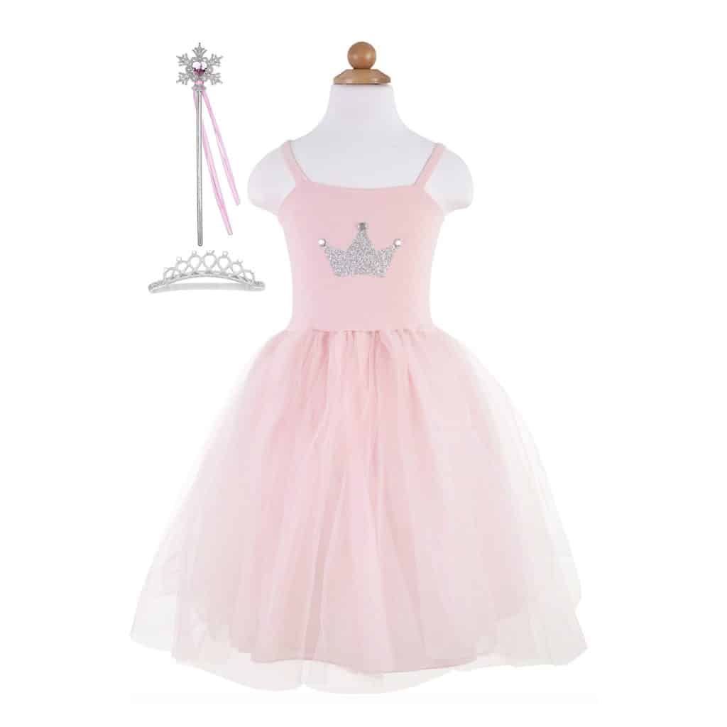 Roze prinsessenjurk op een paspop met zilveren kroon op het lijfje; daarnaast staan een kroontje en toverstaf.