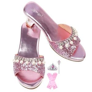 Roze prinsessen muiltjes met hakjes en glitterband, naast een kroon, toverstaf en lange handschoenen.