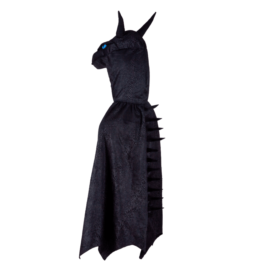 Zwarte Midnight drakencape met opgezette drakenkop, twee hoorns, blauwe ogen en stekels langs de zijkant, vrijstaand op wit.