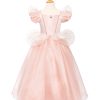 Roze luxe prinsessenjurk met volumineuze pofmouwen, een grote tule strik en lange, glanzende rok op een witte achtergrond.