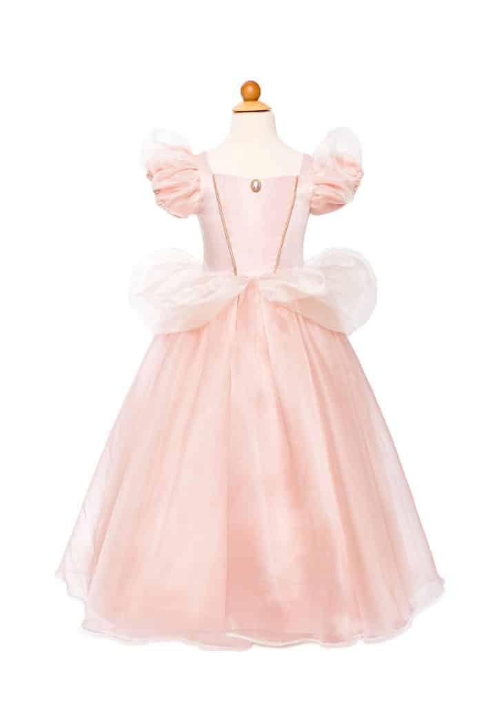 Roze luxe prinsessenjurk met volumineuze pofmouwen, een grote tule strik en lange, glanzende rok op een witte achtergrond.