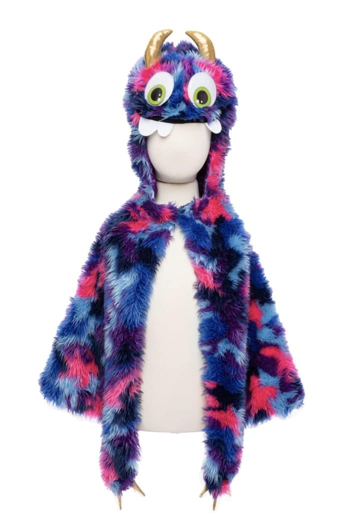 Goober monstercape in blauw-fuchsia hoogpolig bont met monsterogen, witte tanden en hoorns op een paspop.