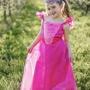 Meisje draagt een fuchsia prinsessenjurk met glanzend lijfje en tiara in het gras