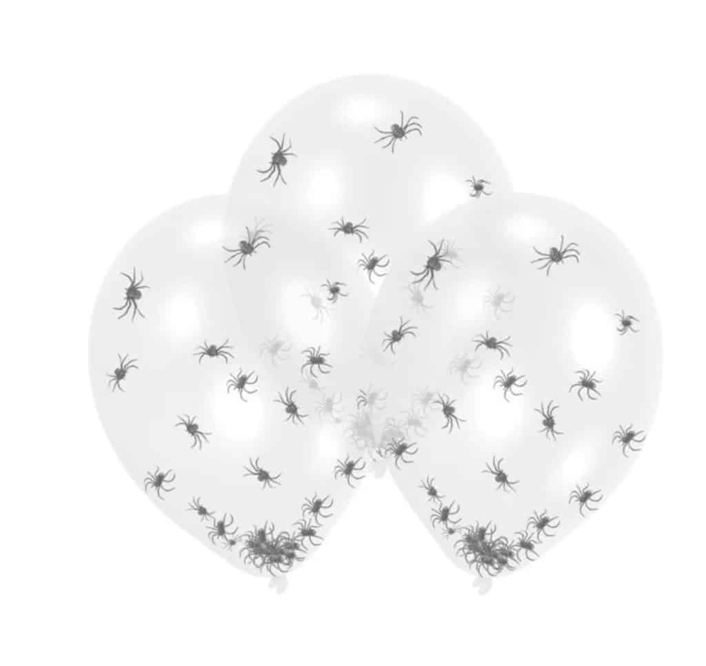 Set van zes transparante Halloween spinnenballonnen met zwarte spinnenconfetti, los tegen een witte achtergrond.