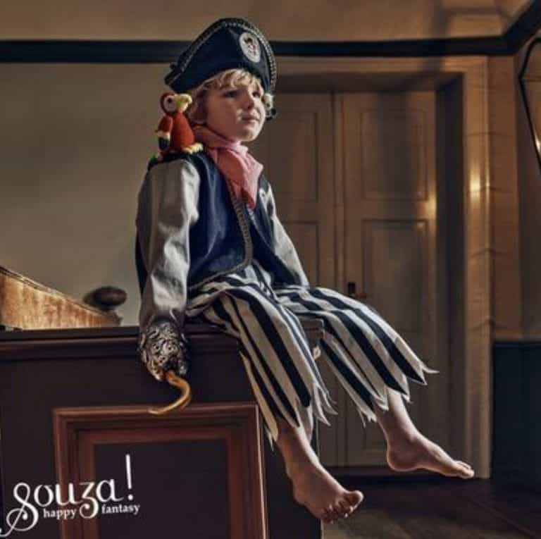 Kind draagt de Duncan piratenhoed van Souza! als verkleedkleding piraat kind, met een donkerblauw ontwerp en embleem.